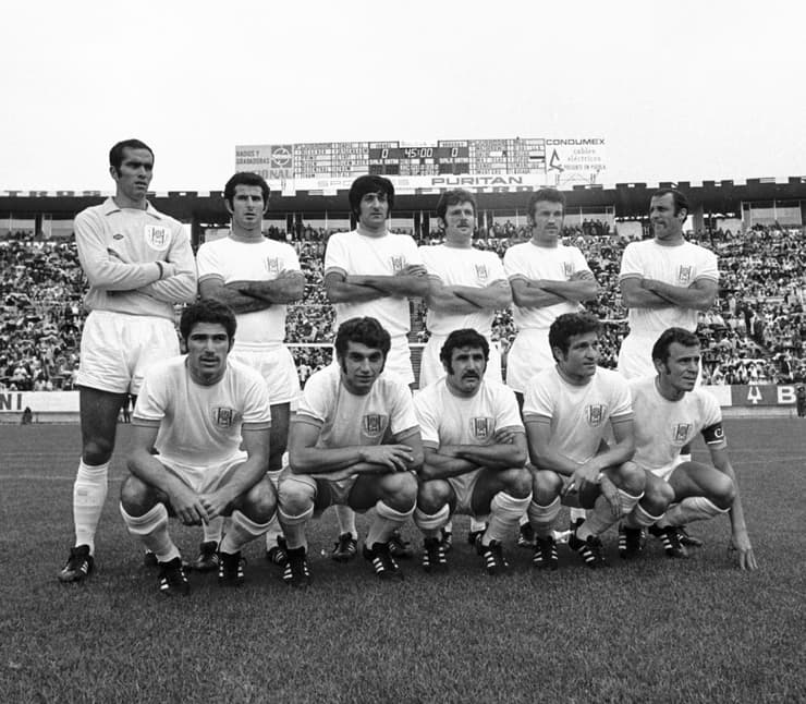 הנבחרת לפני המשחק נגד אורוגוואי במונדיאל 70'. דני (שמילו) רום (עומד ראשון מימין)  