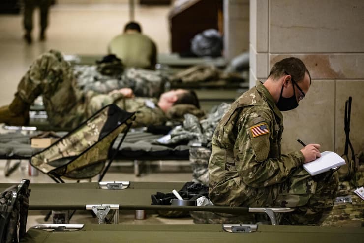 חייל חיילים המשמר הלאומי ישנים ב קפיטול בנין קונגרס ב וושינגטון ארה"ב לקראת השבעה ג'ו ביידן