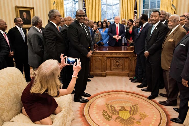 27 פברואר 2017 היועצת קליאן קונוויי על הספה פגישה בחדר הסגלגל הבית הלבן ארה"ב דונלד טראמפ
