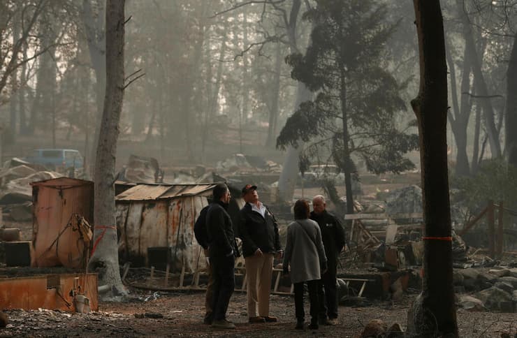 17 נובמבר 2018 דונלד טראמפ בוחן את נזקי השריפות ב קליפורניה