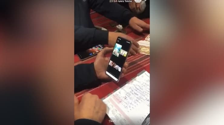 ראש עיריית ערערה שבנגב מדבר עם נתניהו ומשחק קלפים