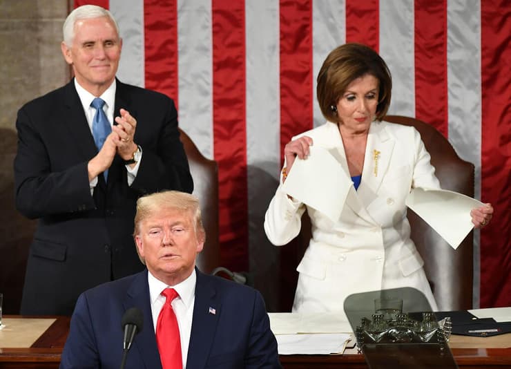 4 פברואר 2020 ננסי פלוסי קורעת עותק של נאום טראמפ על מצב האומה ב קונגרס
