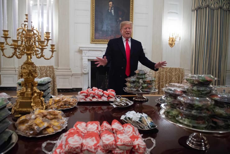 14 ינואר 2019 דונלד טראמפ עם מאות המבורגרים בבית הלבן בעקבות השבתת הממשל הטבחים הפסיקו לעבוד