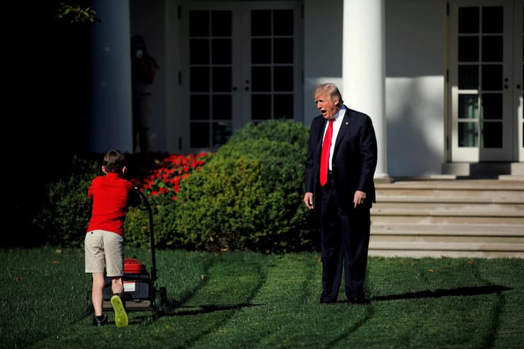 15 ספטמבר 2017 דונלד טראמפ עם ילד שמכסח דשא ב גן הוורדים של הבית הלבן