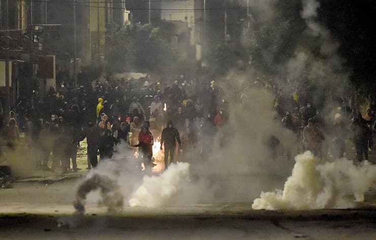 תוניסיה מהומות מחאה על אבטלה ב פרברי הבירה תוניס