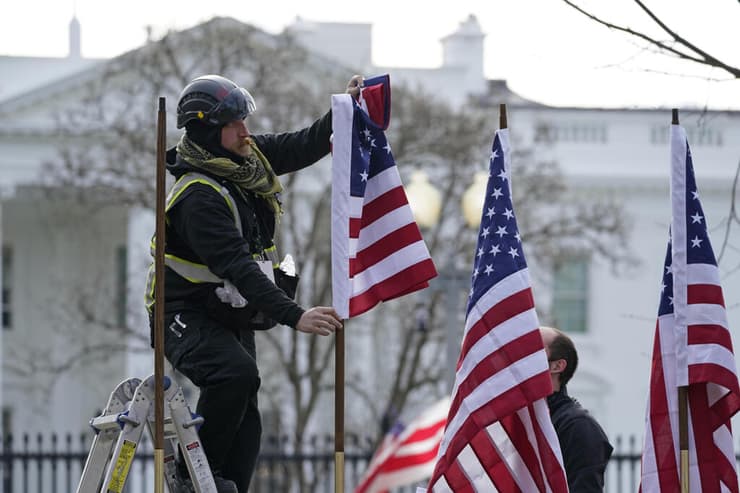ארה"ב וושינגטון הכנות ל השבעה השבעת ג'ו ביידן תולים דגלים מול הבית הלבן