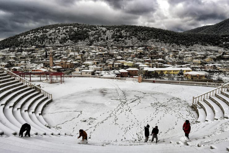אירופה מזג אוויר מקפיא גל קור שלג יוון ב כפר סופיקו