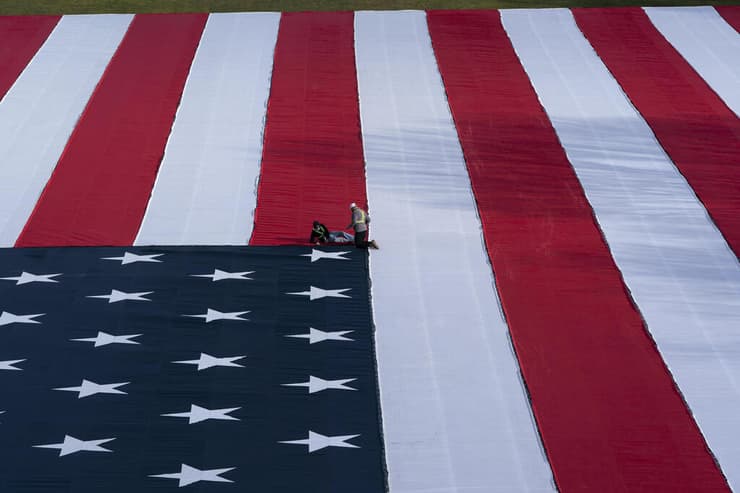 ארה"ב וושינגטון הכנות ל השבעה השבעת ג'ו ביידן עובדים פורסים דגל ענקי ב מול של וושינגטון
