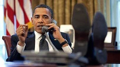 ברק אובמה בנימין נתניהו שיחה טלפון רגליים שולחן