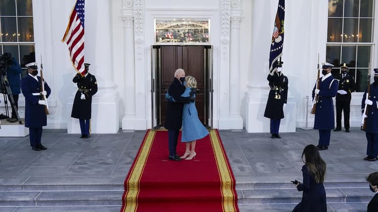 נשיא ארה"ב ג'ו ביידן ואשתו ג'יל מגיעים לבית הלבן