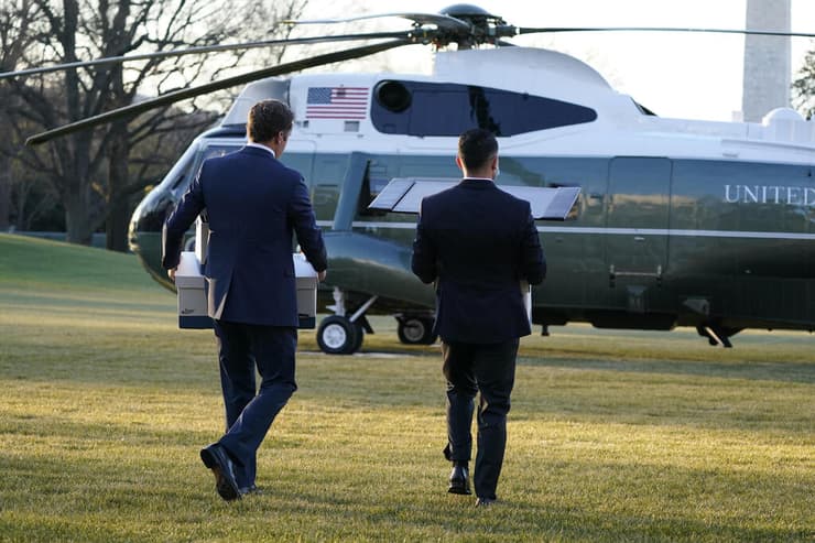ארה"ב עוזרים של דונלד טראמפ מפנים ארגזים ל מסוק רגע לפני עזיבתו את הבית הלבן