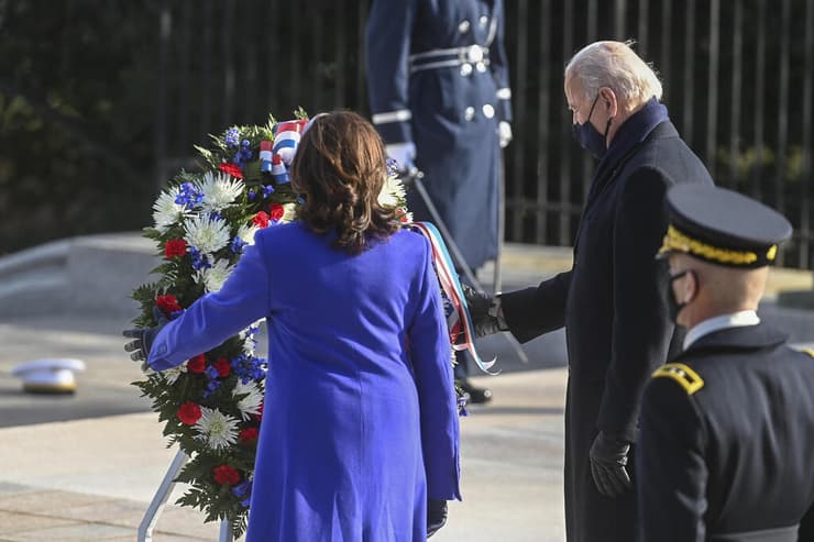 נשיא ארה"ב ג'ו ביידן קמלה האריס הנחת זר זרים אנדרטה החייל האלמוני ארלינגטון וירג'יניה