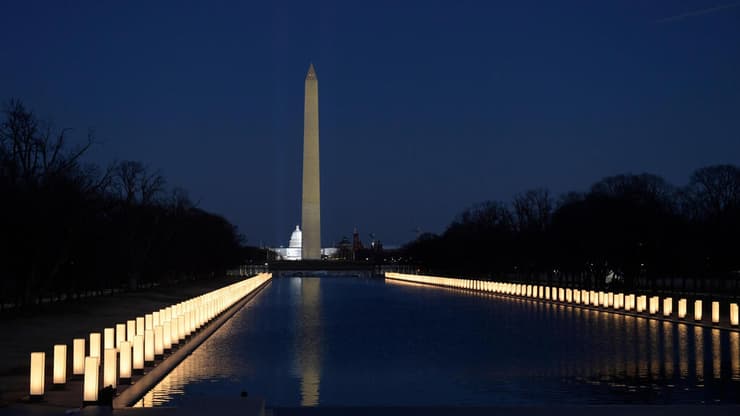 אנדרטת לינקולן בוושינגטון הוארה לכבוד המתים מקורונה בארה"ב