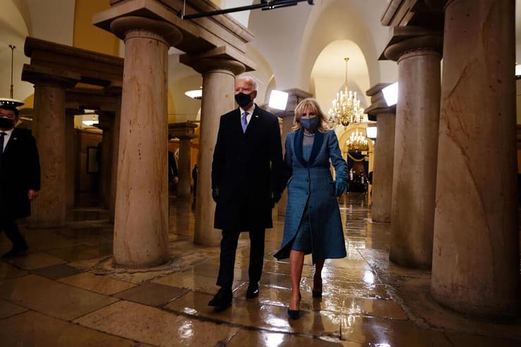 נשיא ארה"ב ג'ו ביידן ואשתו ג'יל הולכים בקריפטה של הקפיטול