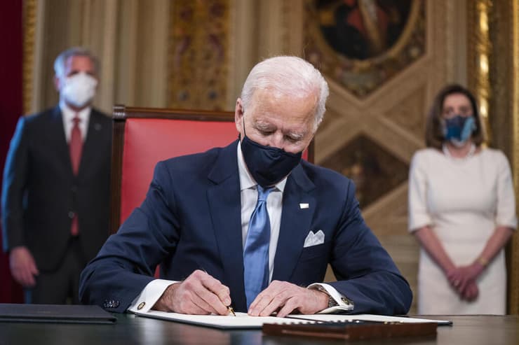 נשיא ארה"ב ג'ו ביידן חותם על מסמכים