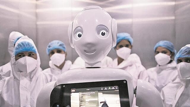 רובוט Mitra. מסייע לחולי קורונה בבית חולים בניו דלהי