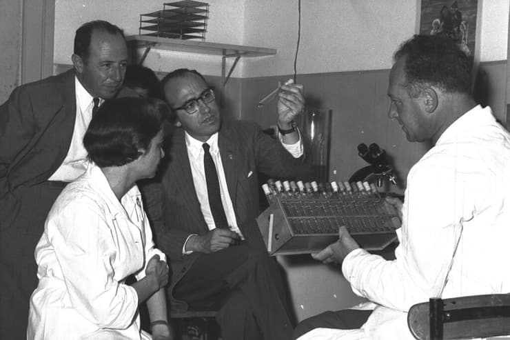 ממציא החיסון, ד"ר יונס סלק, במעבדה ביפו