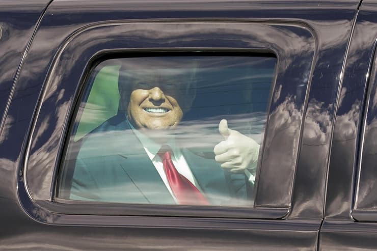 דונלד טראמפ מחייך לתומכיו בדרך לאחוזתו ב פלורידה