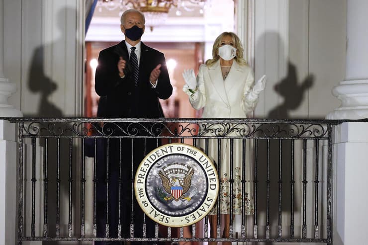 ג'ו ביידן ו ג'יל ביידן צופים ב זיקוקים מ הבית הלבן וושינגטון ארה"ב