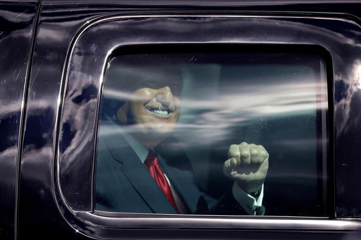 דונלד טראמפ מחייך לתומכיו בדרך לאחוזתו ב פלורידה