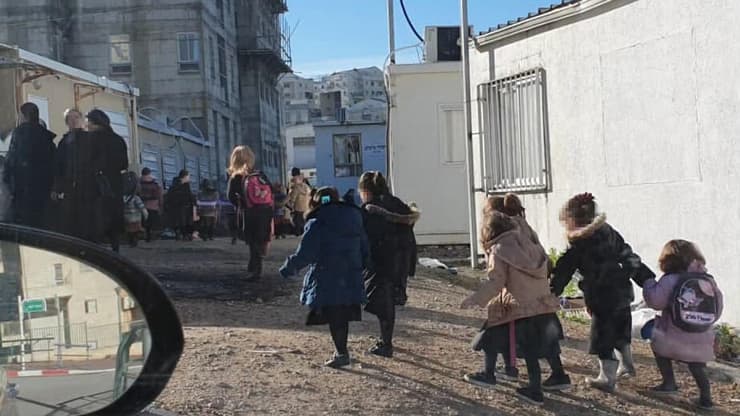 יש ניידת אבל אין אכיפה: תלמידות נוסעות ללימודים בבית ספר בבית שמש בזמן הסגר