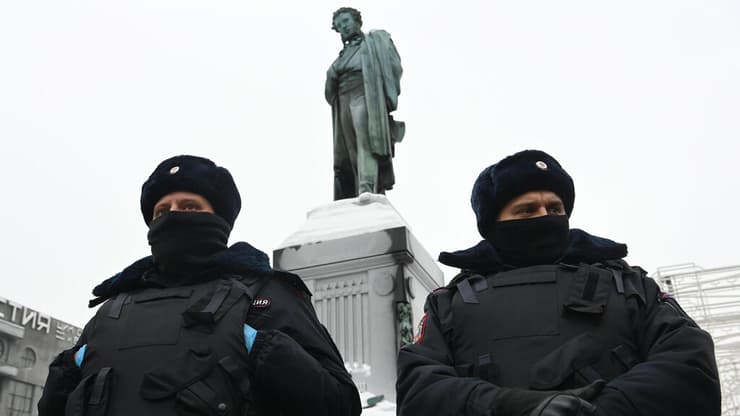 שוטרים מוכנים לבלום מפגינים בכיכר פושקין, מוסקבה
