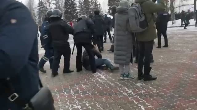 מעצר אלים של מפגינים בקרסנויארסק שברוסיה התומכים במנהיג האופוזיציה אלכסיי נבלני