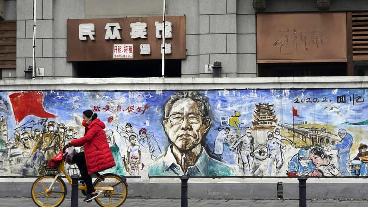 ציור גרפיטי הרופא המושתק שנה לסגר הראשון בסין