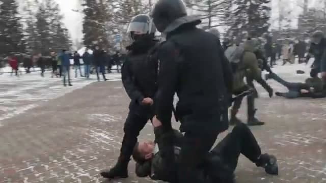 מעצר אלים של מפגינים בקרסנויארסק שברוסיה התומכים במנהיג האופוזיציה אלכסיי נבלני