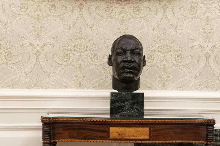 הבית הלבן החדר הסגלגל של ג'ו ביידן עיצוב חדש פסל מרטין לותר קינג