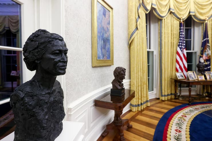 הבית הלבן החדר הסגלגל של ג'ו ביידן עיצוב חדש פסלים של רוזה פרקס ו אברהם לינקולן