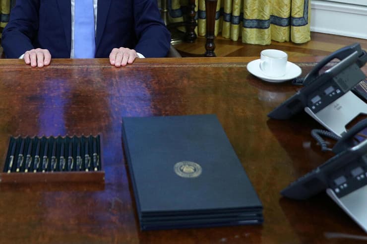 הבית הלבן החדר הסגלגל של ג'ו ביידן עיצוב חדש עטים נשיאותיים