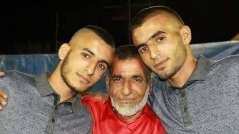 מימין לשמאל: אחיו של מוחמד, אביו של מוחמד והנרצח מוחמד אגבאריה