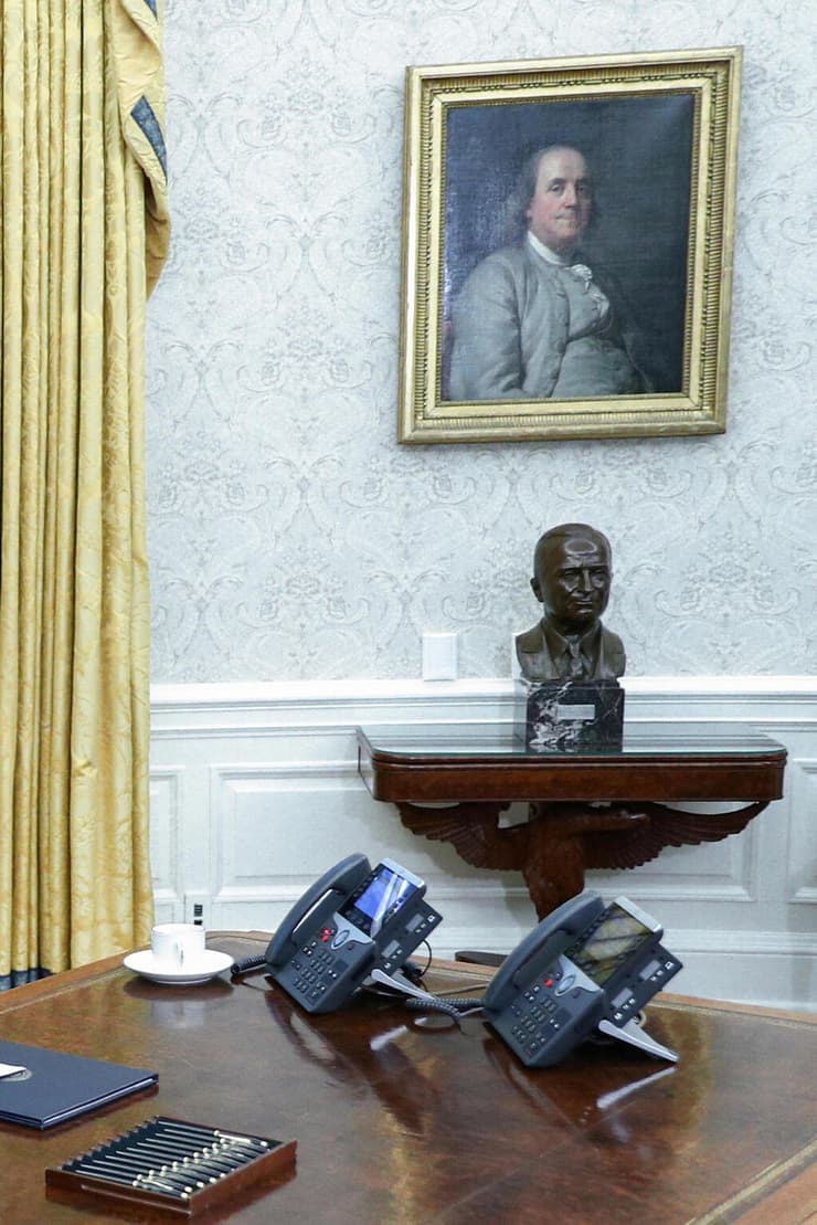 הבית הלבן החדר הסגלגל של ג'ו ביידן עיצוב חדש פסל של הארי טרומן דיוקן של בנג'מין פרנקלין
