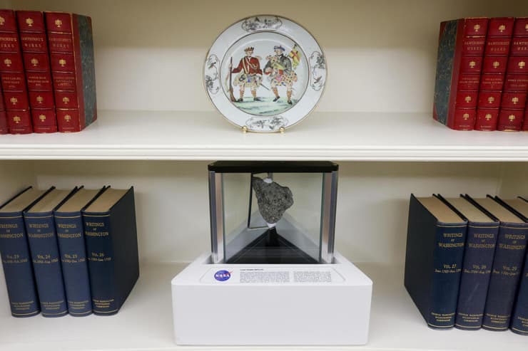 הבית הלבן החדר הסגלגל של ג'ו ביידן עיצוב חדש דגימה מ ירח משימת אפולו 17
