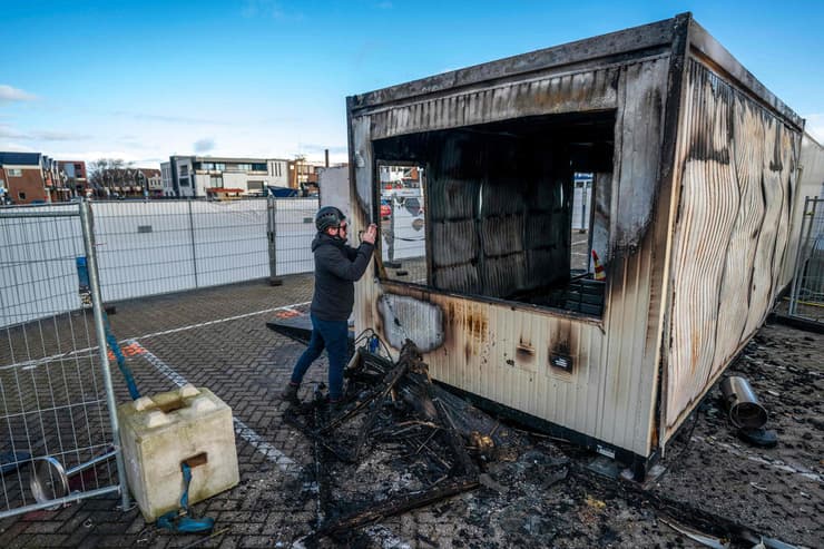 הולנד קורונה סגר עוצר לילי מהומות צעירים שרפו אתר בדיקות קורונה ב כפר אורק 