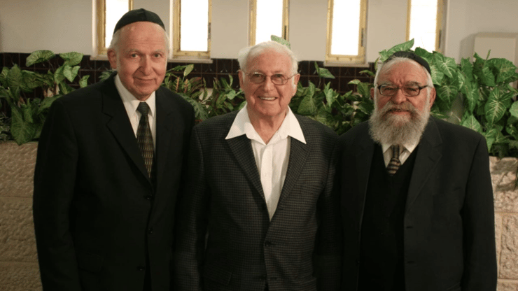 מושקו (במרכז) לצד ראשי ישיבת הר עציון ומייסדיה, הרב יהודה עמיטל והרב אהרן ליכטנשטיין