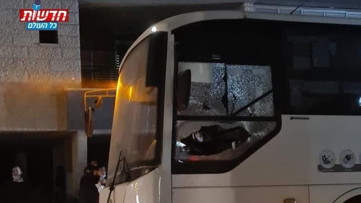 אוטובוס חברת אפיקים שנרגם באבנים על ידי חרדים בבני ברק 