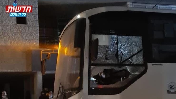 אוטובוס חברת אפיקים שנרגם באבנים על ידי חרדים בבני ברק 