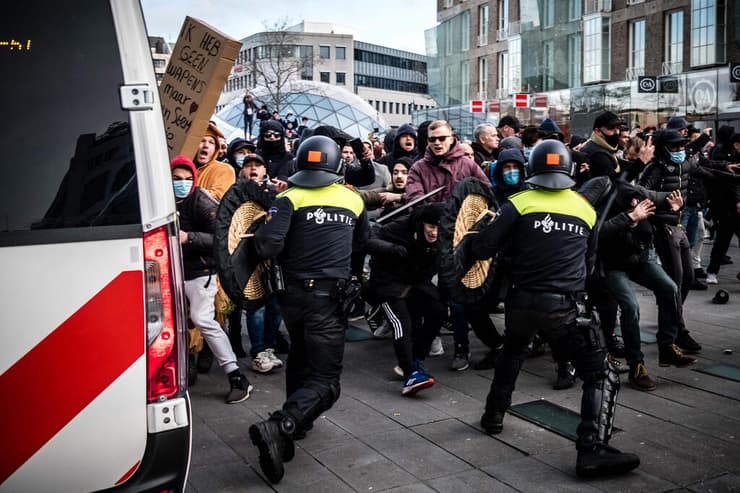 עימותים מהומות ב הפגנה נגד עוצר קורונה ב איינדהובן ב הולנד 