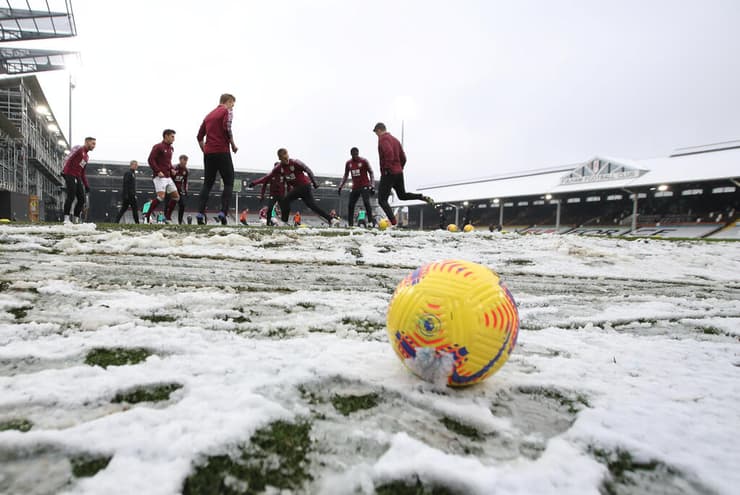בריטניה לונדון שלג כדורגל פולהאם נגד ברנלי