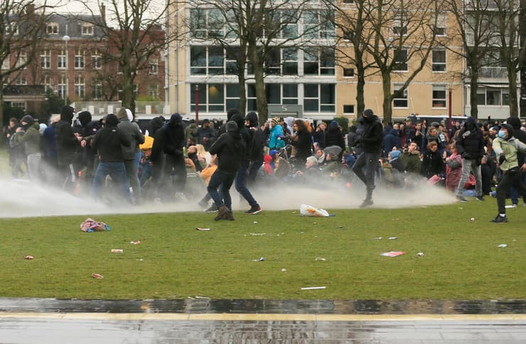 הפגנה אמסטרדם הולנד נגד עוצר קורונה