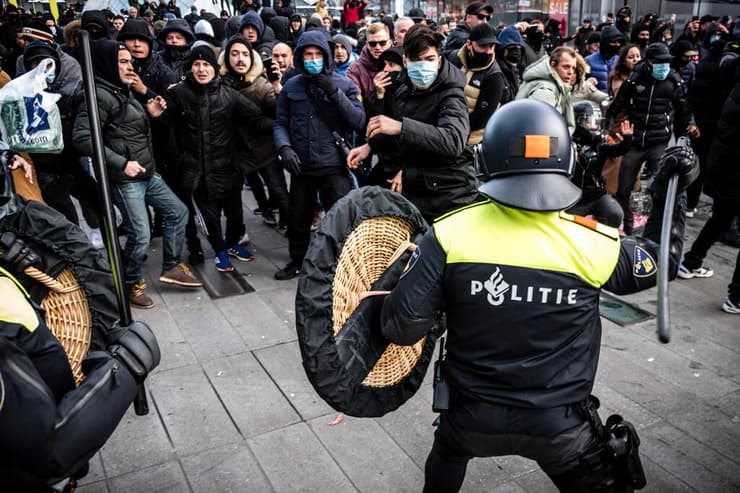 עימותים מהומות ב הפגנה נגד עוצר קורונה ב איינדהובן ב הולנד 