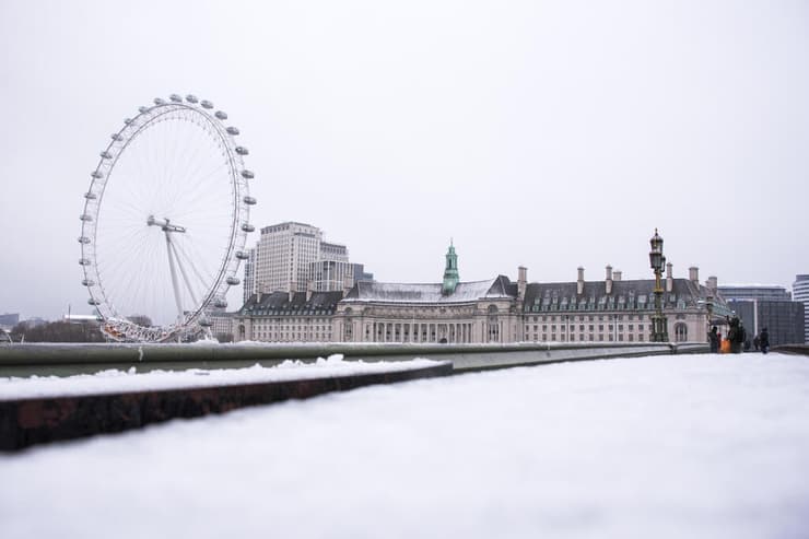 בריטניה לונדון שלג ליד הגלגל הענק