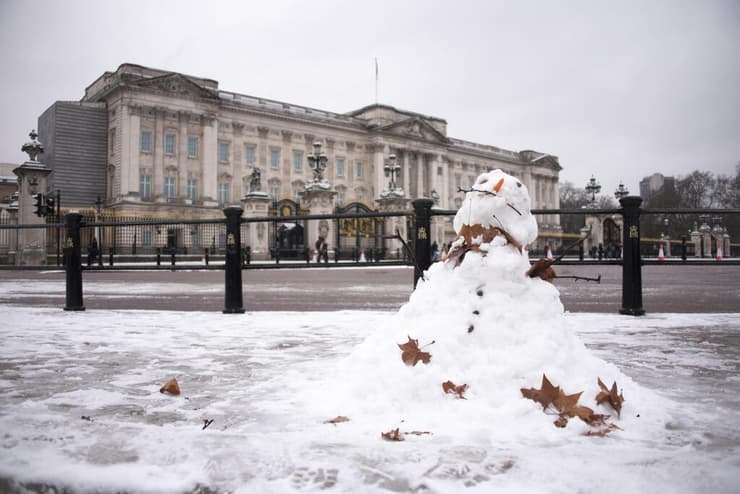 בריטניה לונדון שלג ליד ארמון בקינגהאם