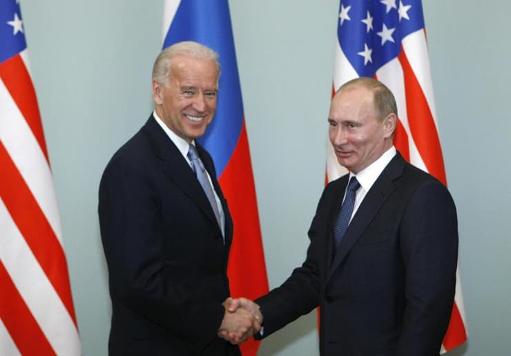 ארכיון 2011 סגן נשיא ארה"ב ג'ו ביידן עם נשיא רוסיה ולדימיר פוטין