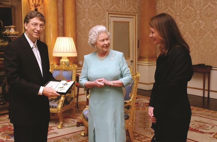 מלינדה וביל גייטס עם המלכה אליזבת