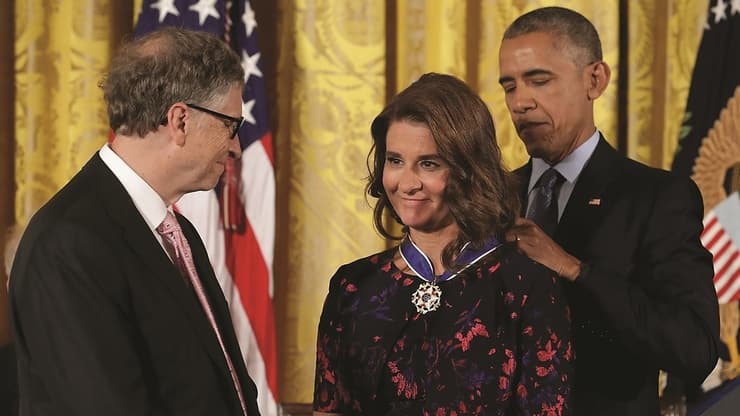מלינדה וביל גייטס עם ברק אובמה שמעניק לה את עיטור הכבוד