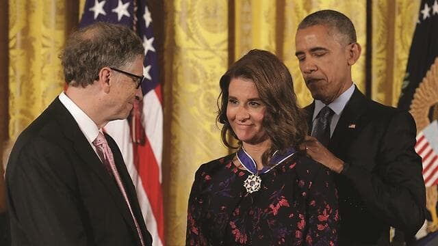 מקבלת את מדליית החירות הנשיאותית מברק אובמה