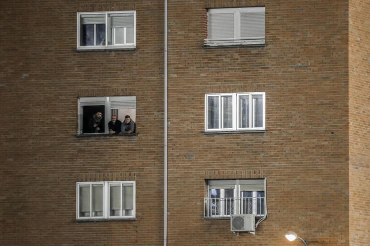 אוהדים בשכונת ואייקס צופים במשחק מהחלון